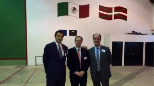 Ricardo González Lafuente, director general de Grupo SPYRO (en el centro), junto a Jorge Fernández, delegado de SPRI en México a su derecha, y el delegado de Euskadi en México, Ibon Mendibelzua Madariaga, a su izquierda