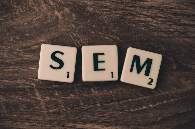 fichas del juego scrabble formando la palabra SEM, acrónimo de Search engine marketing